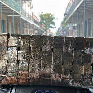 19586 Lindy woven clutch