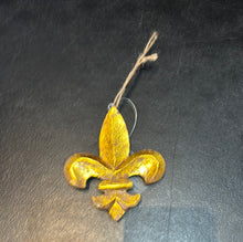 19550 Carved Fleur Ornament